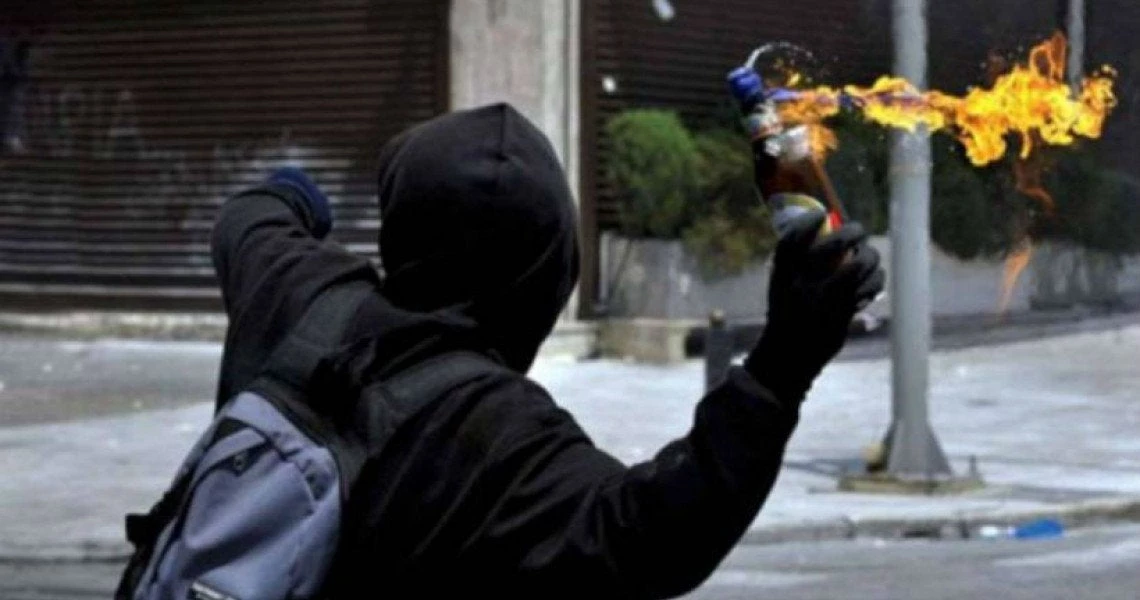 Επίθεση με μολότοφ στα γραφεία του ΣΥΡΙΖΑ στη Σαλαμίνα